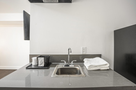 The Greens Hotel on Del Paso Blvd - Kitchen