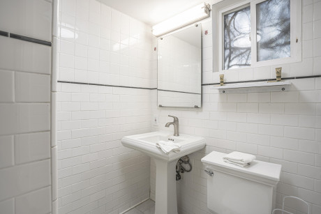 The Greens Hotel on Del Paso Blvd - Bathroom
