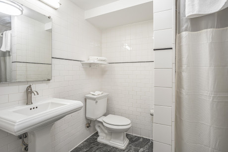 The Greens Hotel on Del Paso Blvd - Bathroom