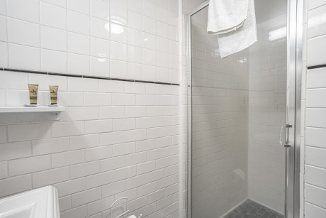 The Greens Hotel on Del Paso Blvd - Bathroom