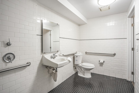 The Greens Hotel on Del Paso Blvd - Bathroom