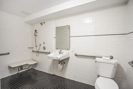 The Greens Hotel on Del Paso Blvd - Bathroom