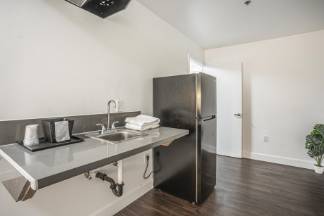 The Greens Hotel on Del Paso Blvd - Kitchen
