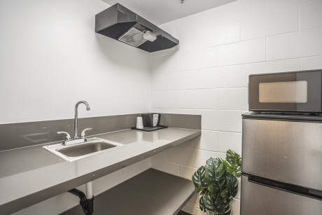 The Greens Hotel on Del Paso Blvd - Kitchen